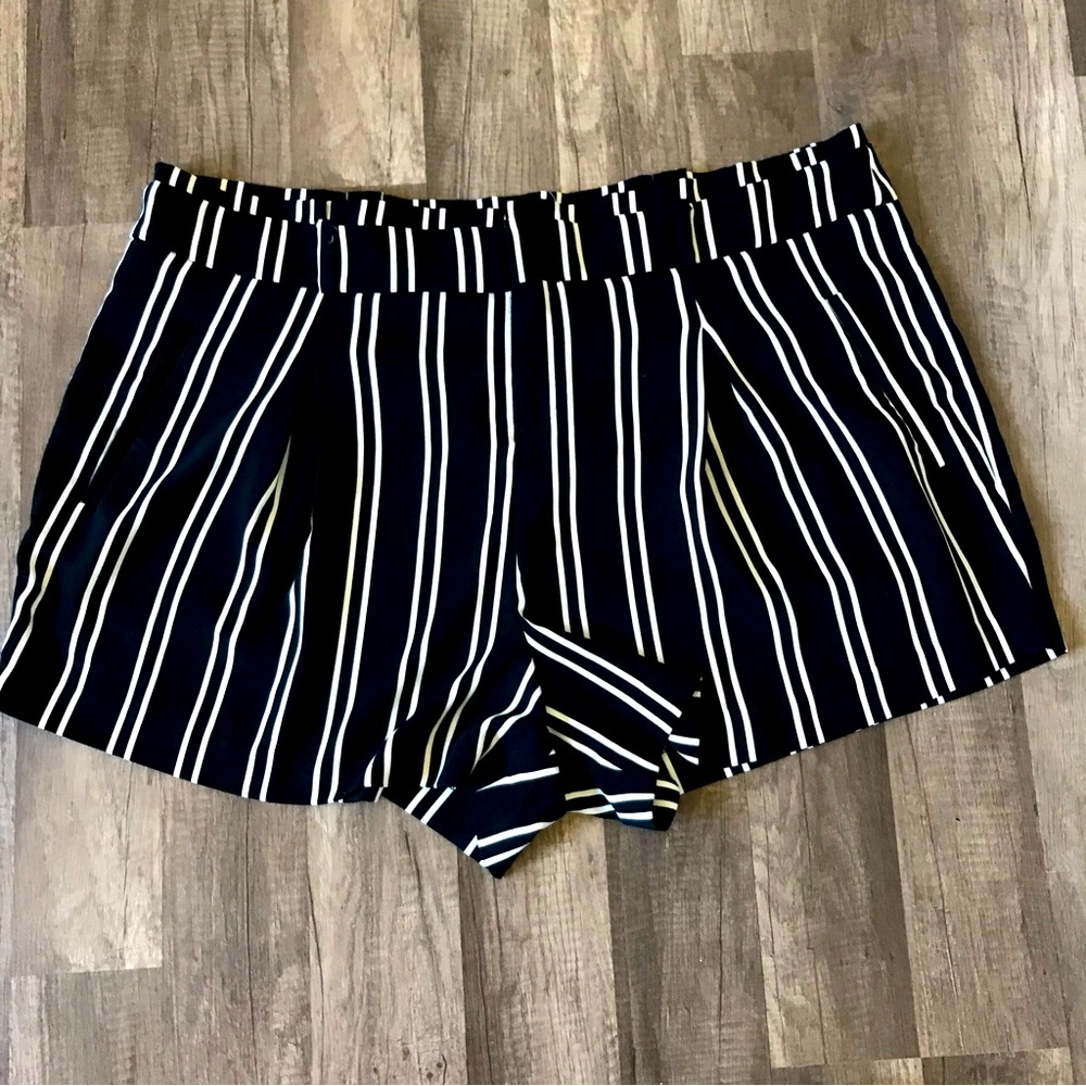 TORRID- BLACK AND WHITE STRIPED BEACH SHORTS FOR WOMEN SIZE 20